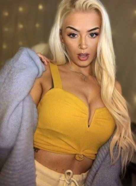 Xcandylashes beautiful model image