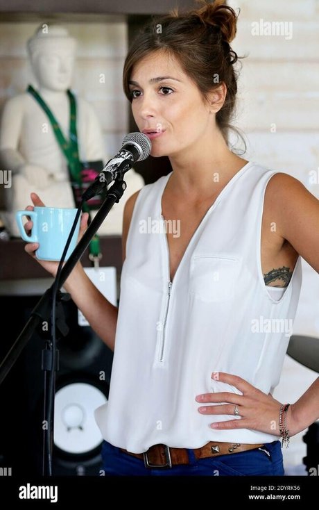 Tania Young naked model img