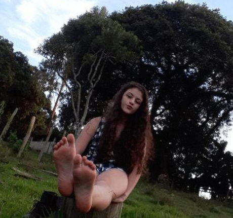 Friend s Pretty Feet pornstar nudes pictures