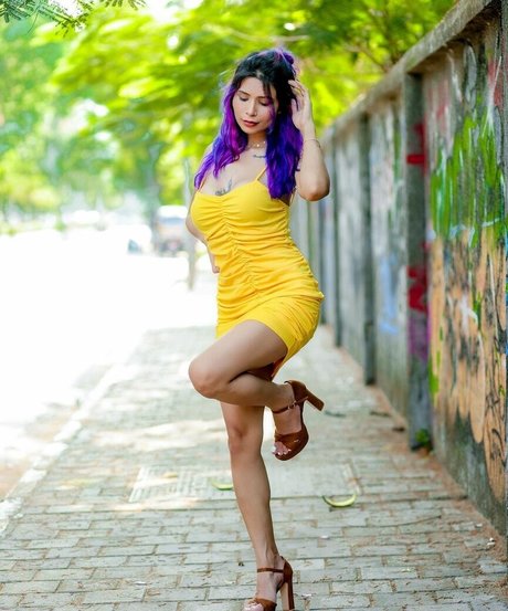 bossgirlannie top model image