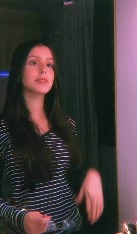 Iza Almeida art model picture