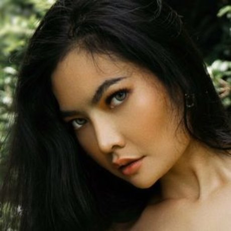 Sexy Ploy pornographic star pics