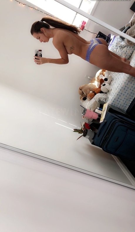 sarahjolzzz model exclusive photo