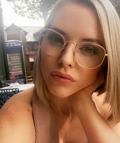 Stephanie Waring nude model gallery