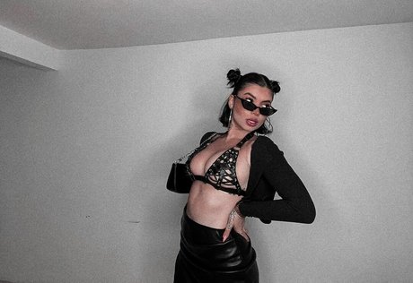 Alison Estrada sex model picture