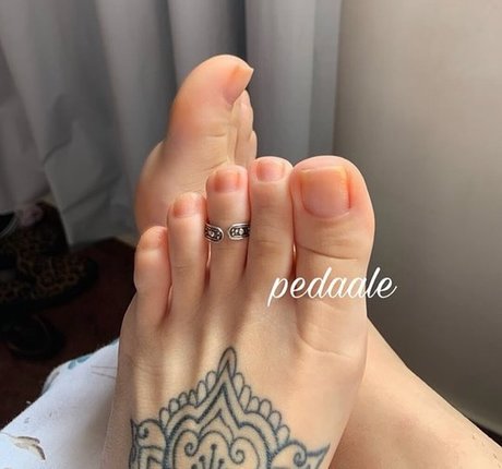 Pedaale hot model images