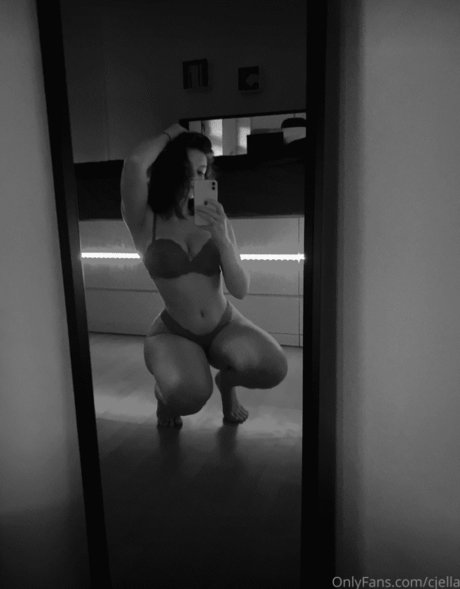 Cjella porn model img
