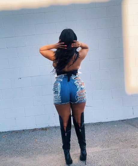 iLLi y nude pornstar img