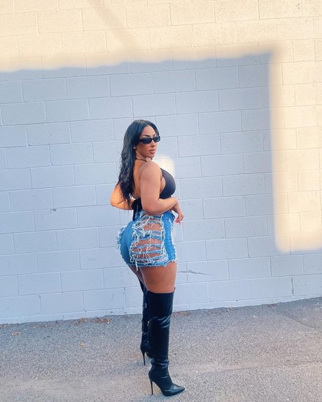 iLLi y model adult pictures