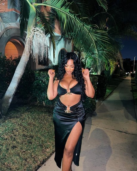 iLLi y art actress gallery