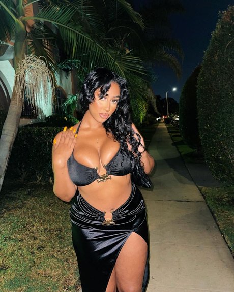 iLLi y pornographic actress photo