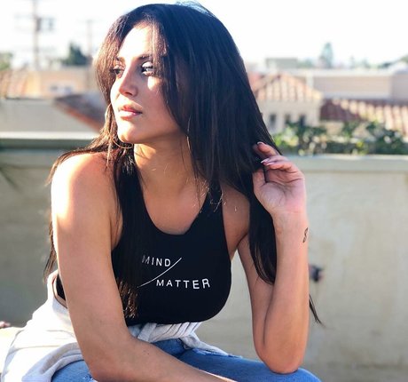 Cassie Scerbo hot model picture