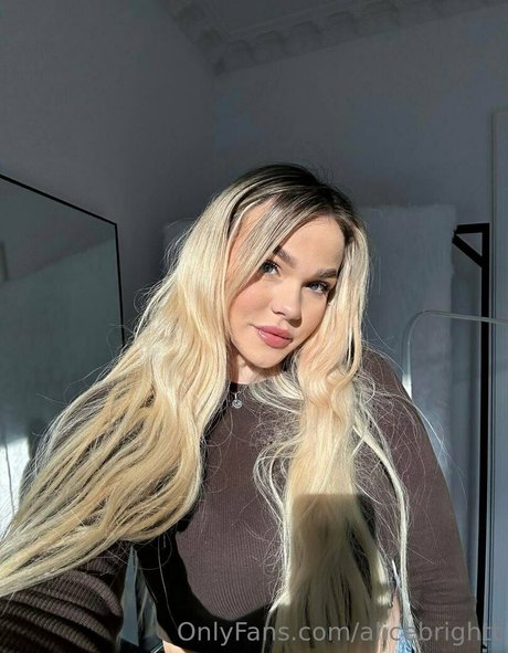 alicebrightt sex model img