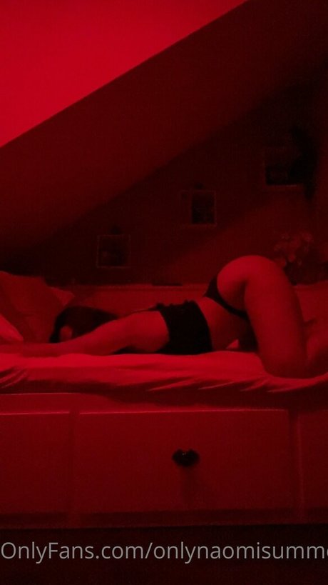 onlynaomisummers star top img