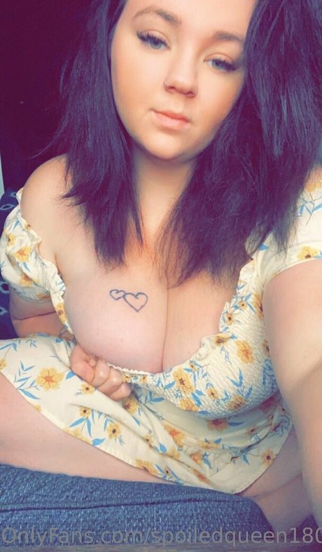 spoiledqueen180 model photo