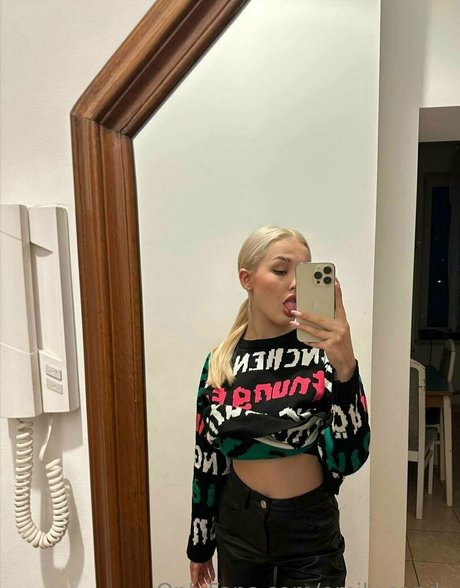 emilycandy1 naked pornstar image