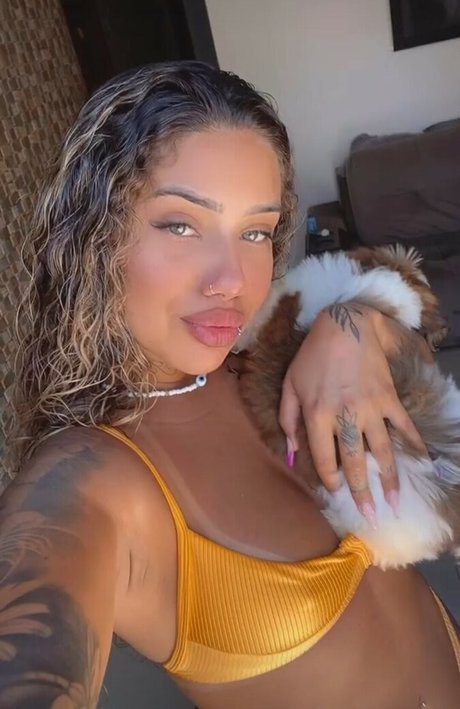 Muito Linda naked model photos