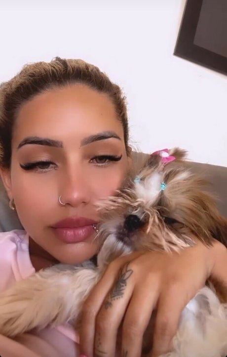 Muito Linda adult model picture