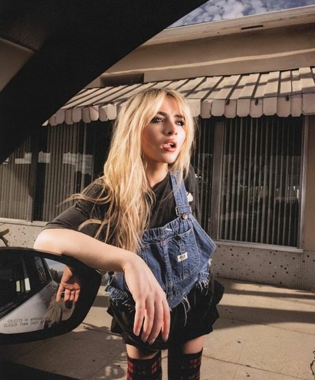 Sabrina Carpenter art actress galleries