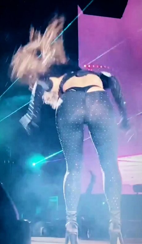 Dua Lipa model naked img