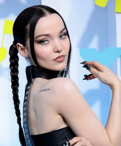 Dove Cameron star naked pic