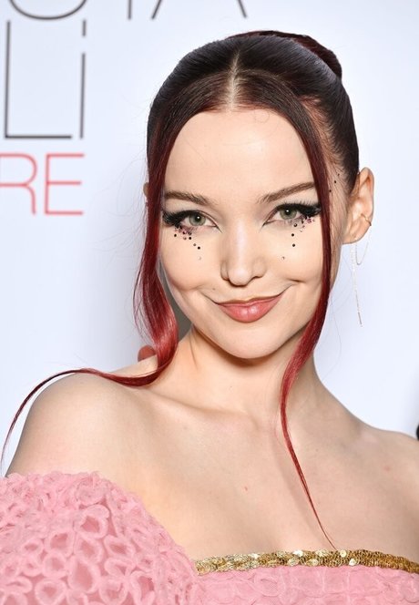 Dove Cameron star erotic image