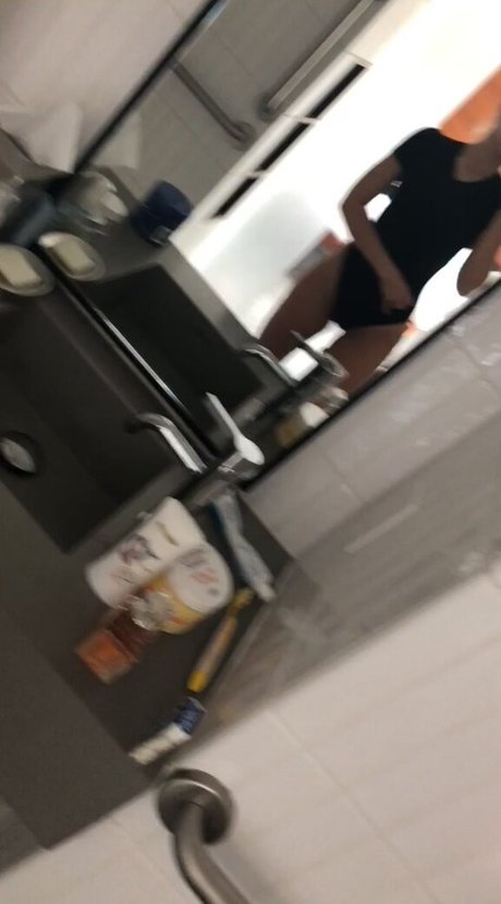 Dove Cameron Profile pic