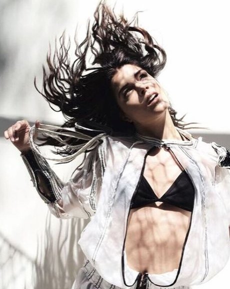 Marie Avgeropoulos sexy actress image