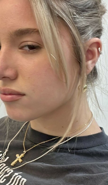 Mackenzie Ziegler star erotic pic