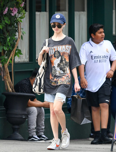 Natalia Dyer art star pictures