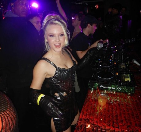 Zara Larsson model adult pic