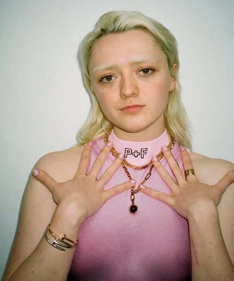 Maisie Williams model hot pictures