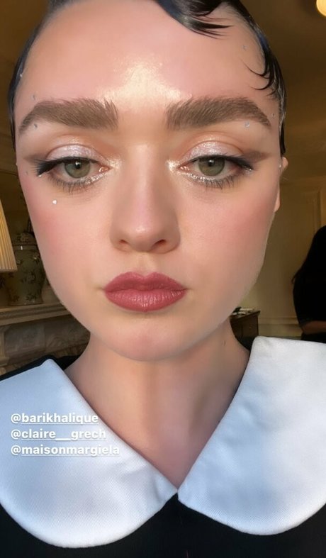 Maisie Williams nude star images