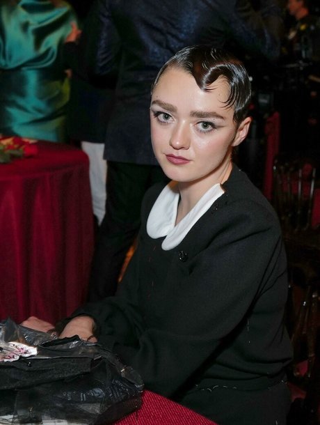 Maisie Williams model hot pics