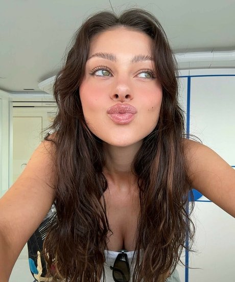 Nicola Peltz model free gallery