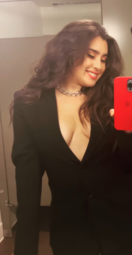 Lauren Jauregui model image