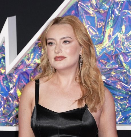 Amelia Dimoldenberg star pornographic photos