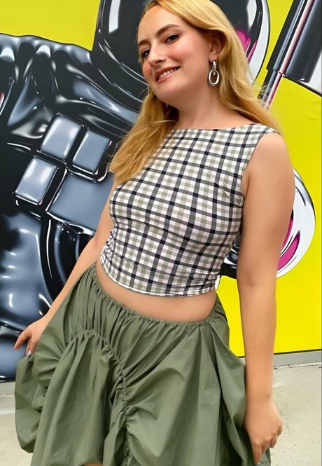 Amelia Dimoldenberg Profile pic