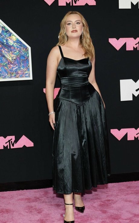 Amelia Dimoldenberg star free pics