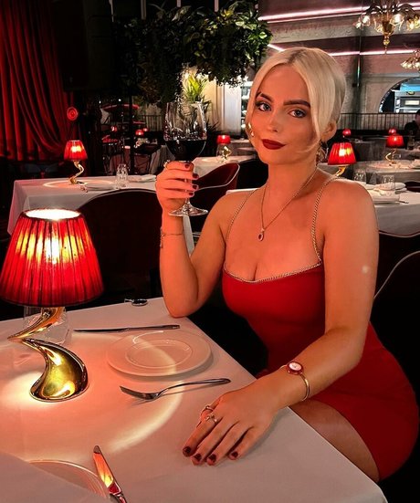 Millie Gibson star hot pics