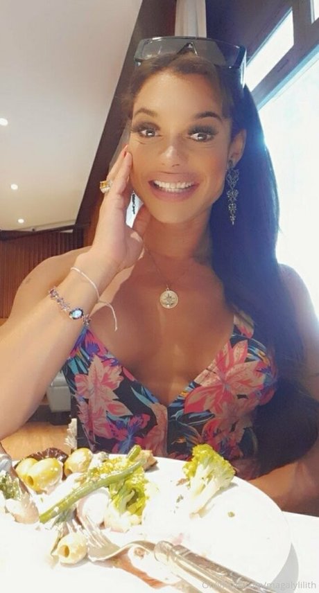 magalylilith erotic actress photos