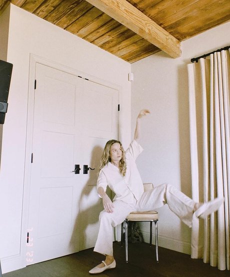 Brie Larson pornographic model pic