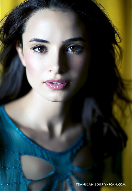 Mia Maestro model pics