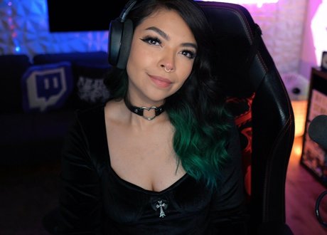 Aileen Senpai perfect model image