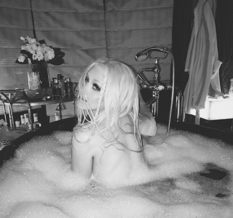Christina Aguilera star adult image