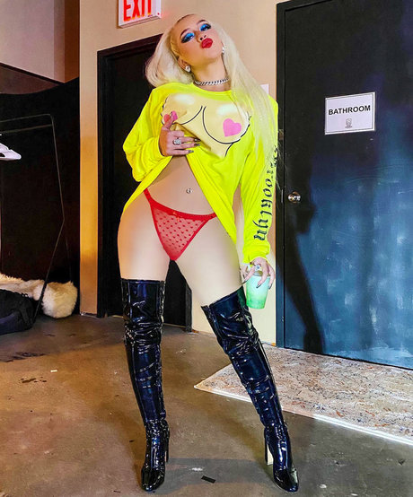 Christina Aguilera beautiful actress img