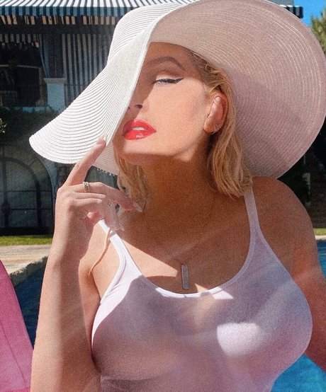 Christina Aguilera erotic star pics