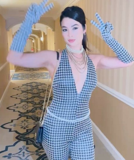 CarolineKwan pretty star img