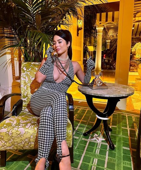 CarolineKwan beautiful model picture