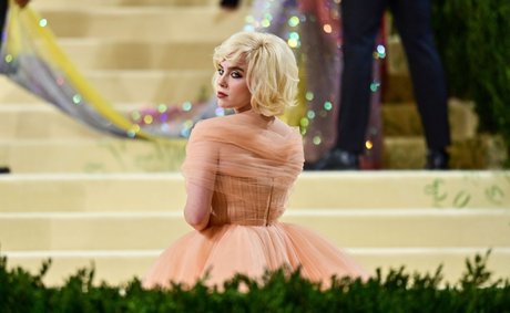 Billie Eilish star erotic images